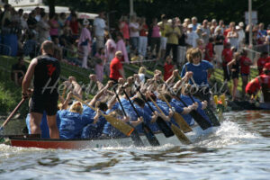 Drachenboot-Rennen vor Publikum - ImageShop