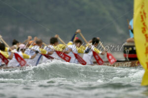 Drachenboot hinter einer Welle - ImageShop