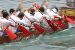 Drachenboot und Mannschaft in Bewegung - ImageShop