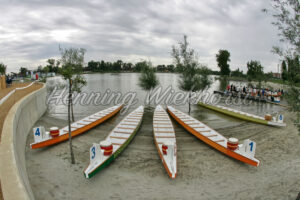 Drachenboote am Strand der Donau - ImageShop