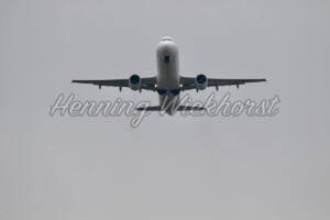 Düsen-Jet im Steigflug - ImageShop Online
