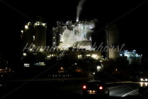 Dunkle Strasse vor Chemiewerk - ImageShop