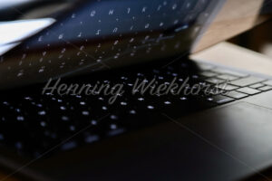 Dunkle Tastatur eines Laptops - ImageShop