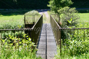 Durch Schatten geteilte Brücke - ImageShop