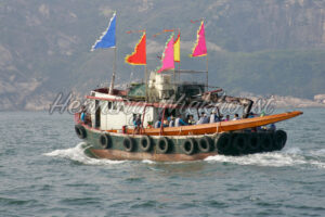 Ein Drachenboot auf einem Fischkutter - ImageShop