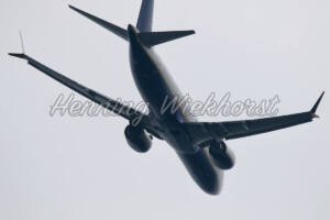 Ein Flugzeug fliegt weg - ImageShop .Online