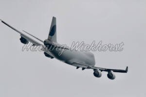 Ein Jumbo fliegt eine Kurve - ImageShop Online