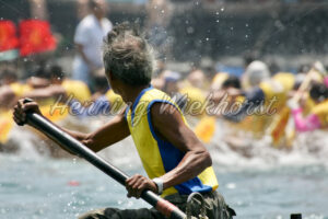 Ein Mann steuert das Drachenboot - ImageShop