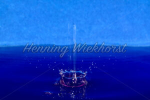 Ein Tropfen trifft auf Wasser - ImageShop