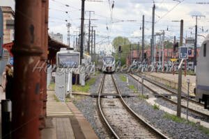 Ein Zug kommt in den Bahnhof - ImageShop