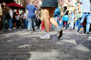 Eine Menge Menschen auf der Strasse - ImageShop