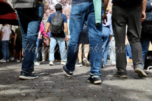 Eine Menge gehender Menschen - ImageShop