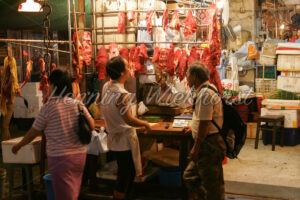 Einkaufen beim Fleischer auf dem Markt - ImageShop