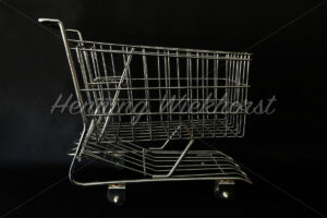 Einkaufswagen vor schwarzem Hintergrund - ImageShop