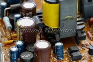 Elektronische Komponenten auf einem Motherboard - ImageShop Online