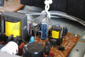 Elektronische Komponenten auf einer Leiterplatte - ImageShop Online