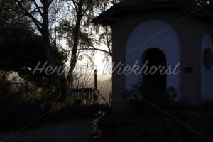Erleuchtung hinter der Kapelle - ImageShop Online
