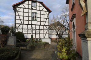 Fachwerkhaus am Kircheneingang - ImageShop Online