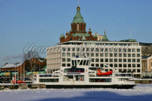 Fähre im vereisten Hafen - ImageShop