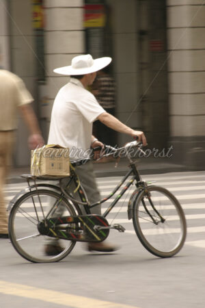 Fahrrad schiebender Mann in China - ImageShop