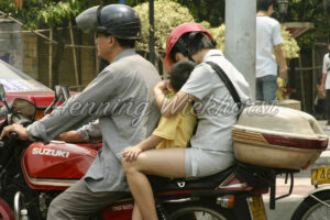 Familie auf dem Motorrad - ImageShop