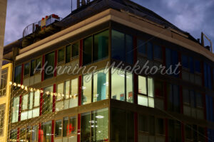 Fassade eines Stadthauses am Abend - ImageShop