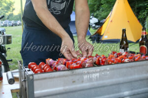 Fleischspieße werden gewendet - ImageShop