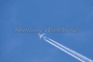 Flugzeug mit Kondensstreifen - ImageShop Online