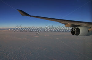 Flugzeug über den Wolken - ImageShop