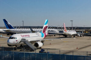 Flugzeuge am Flughafen - ImageShop