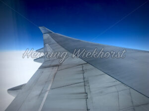 Flugzeugflügel am Himmel - ImageShop