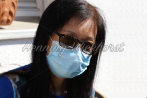 Frau mit Maske während Corona - ImageShop