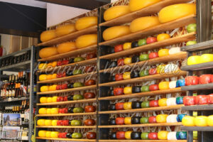 Frischer Gouda im Regal - ImageShop