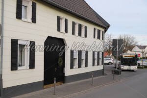 Fritzdorf (15) – In der Dorfmitte ist eine Busstation - ImageShop Online