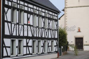Fritzdorf (17) – Fachwerkhaus bei der Kirche - ImageShop Online