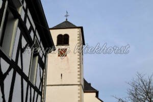 Fritzdorf (4) – Kirche St. Georg am blauen Himmel. - ImageShop Online