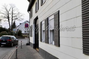Fritzdorf (6) – Haus mit Fenstern an Straße - ImageShop Online