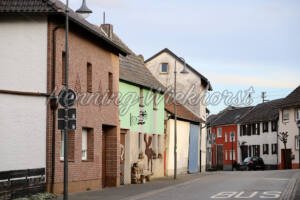 Fritzdorf (8) – Bunte Domizile  beleben das Sraßenbild - ImageShop Online