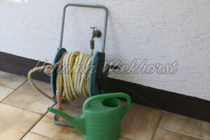 Gartenschlauch und Gießkanne - ImageShop