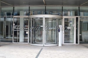 Gebäude-Eingang aus Glas und Metall - ImageShop