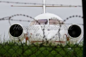 Geparkter Jet hinter dem Zaun - ImageShop Online