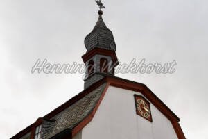 Gimmersdorf (11) – Das Dach der Kapelle mit einem kleinen Glockenturm - ImageShop Online