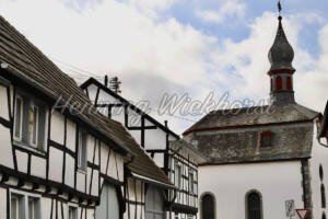 Gimmersdorf (16) – Altes Fachwerk und Kapelle - ImageShop Online