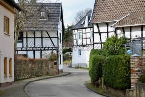 Gimmersdorf (18) – Den Kommunalweg bergauf gehend - ImageShop Online