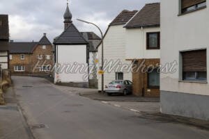 Gimmersdorf (3) – Der Kommunalweg biegt an der Kapelle nach rechts ab - ImageShop Online