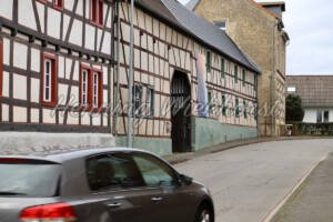 Gimmersdorf (7) – Die Ließemer Straße geht an alten Fachwerken vorbei - ImageShop Online