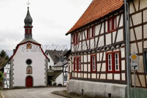 Gimmersdorf (9) – Ließemer Straße mit Blick auf die Kapelle - ImageShop Online
