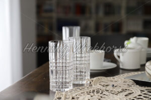 Glas und Porzellan auf dem Tisch - ImageShop