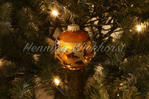 Goldene Kugel am Weihnachtsbaum - ImageShop