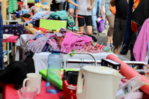 Grabbel-Tisch auf einem Flohmarkt - ImageShop